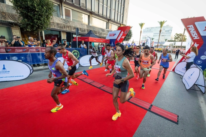 İzmir'de 9 Eylül yarı maratonu uluslararası katılımla gerçekleşti