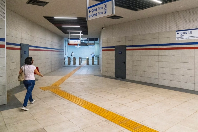 İzmir metrosu hastaneye yaya tüneliyle bağlandı