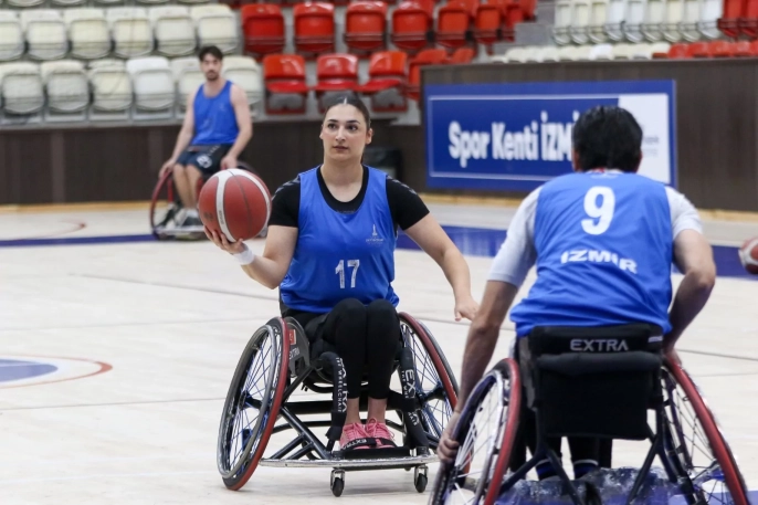 İzmir tekerlekli sandalye basketbol takımı yeni sezona hazırlanıyor