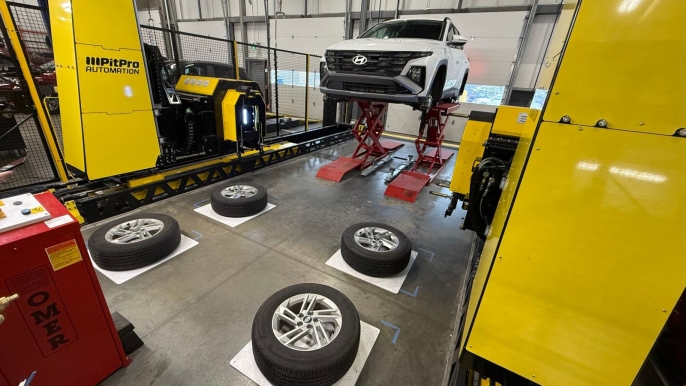 Kanada'da ilk robot lastik değiştirdi