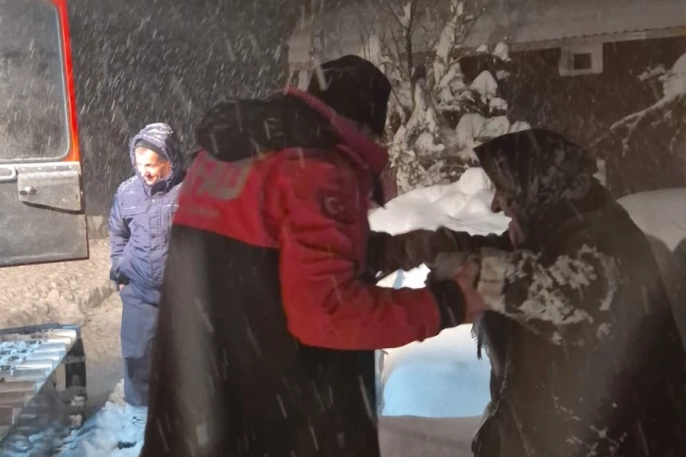 Kar<seg_61> Kastamonu'da AFAD'tan hayat kurtaran operasyon: 68'lik vatandaş hastaneye yetiştirildi