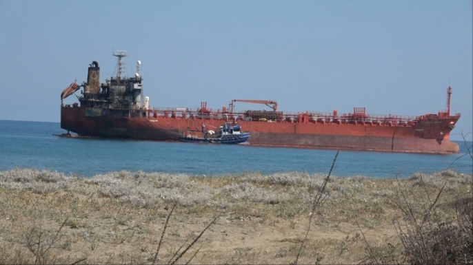 Karadeniz'de vurulan gemi Samsun'da karaya oturdu - 2