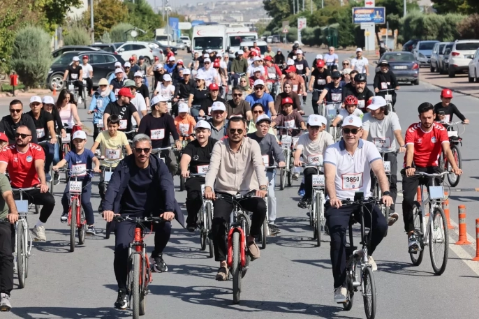 Kayseri'de doktorlar bisiklet sürerek sağlıklı yaşamı teşvik etti