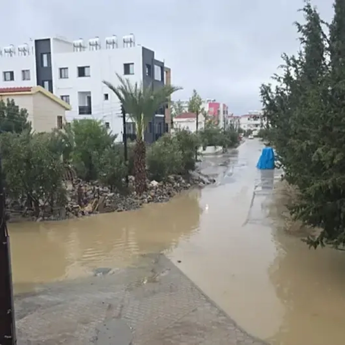 Kıbrıs'ı vuran sel felaketi: Barajlar taştı, okullar tatil edildi, halka 'dışarı çıkmayın' uyarısı!