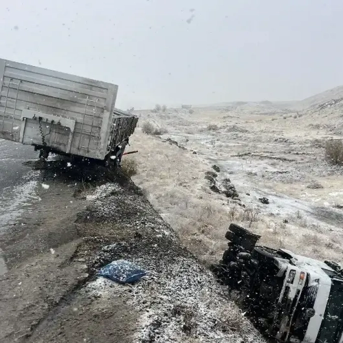 Kışın tehlikeli tuzakları: Buzlu yolda TIR'ın şok düşüşü ve sürücünün mücadelesi