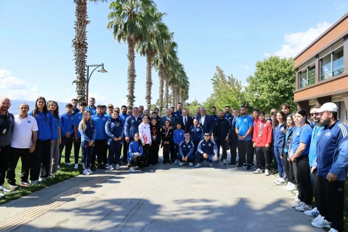 Kocaeli Büyükşehir Belediye Başkanı, sporcuları makamında kabul etti