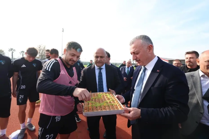 Kocaelispor'a baklavalı moral: Başkan Büyükakın'dan sürpriz antrenman ziyareti