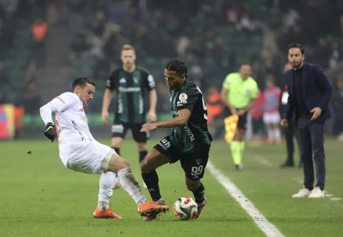 Kocaelispor, Antalyaspor'u evinde 2-1'lik coşkuyla devirdi