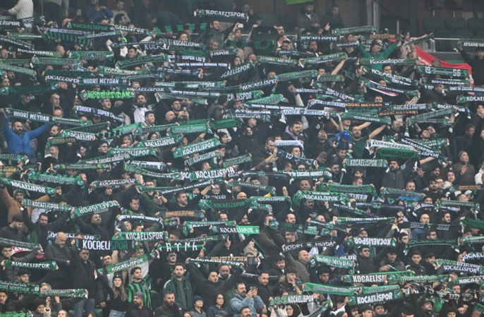 Kocaelispor taraftarı maç sırasında tribünden düşerek hayatını kaybetti