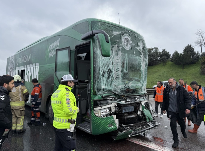 Konyaspor U-19 takımı İstanbul'da kaza geçirdi: 2 futbolcu yaralı!