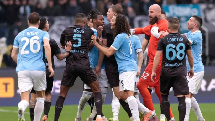 Lazio-Napoli maçında tansiyon tavan yaptı: 3 kırmızı kart, 2 gol!