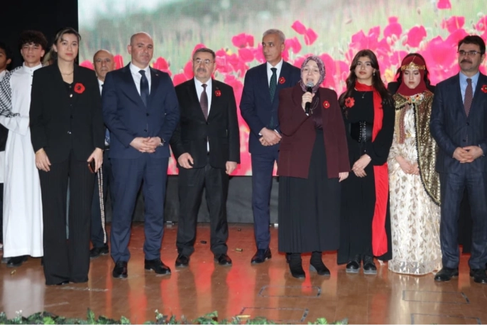 Lise öğrencilerinden Çanakkale ruhuna muhteşem dönüş: Tarih sahnede canlandı