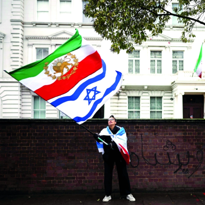 Londra'da İran protestosunda şok: Büyükelçilik balkonuna tırmanıp bayrak değiştirdiler!