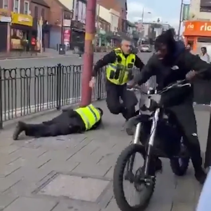 Londra'da polis, şüpheliyi yakalamaya çalışırken komik anlar yaşandı