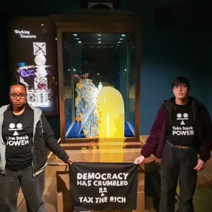 Londra Kalesi'nde şok eylem: Kraliyet tacına muhallebi fırlatıldı