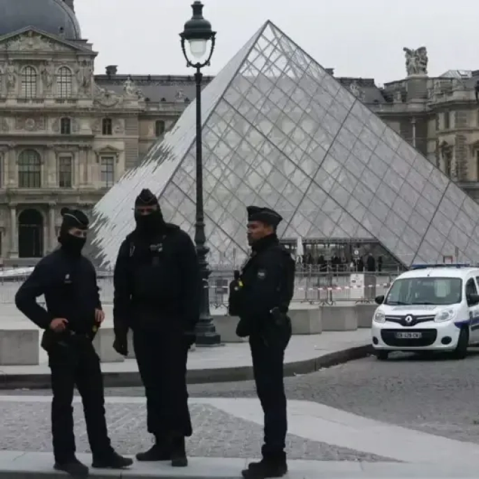 Louvre Müzesi'nde şok! Bilet dolandırıcıları yakalandı, müze çalışanları da işin içinde