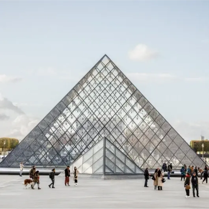 Louvre Müzesi'nde su sızıntısı: Yüzlerce nadir kitap hasar gördü