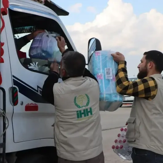 Lübnan'dan dönen Suriyelilere İHH'dan acil yardım eli: Sınırda umut dağıtılıyor!