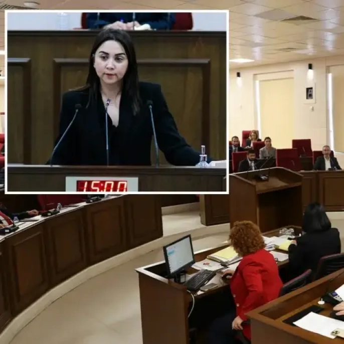 Meclis'te 'su' krizi: Milletvekili konuşmasını uzatınca bakan bardakla müdahale etti!