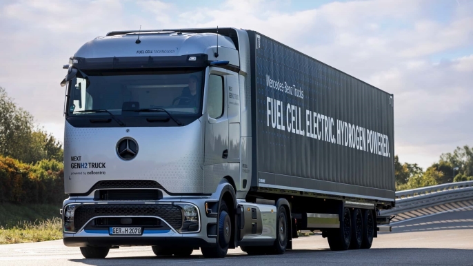 Mercedes'ten devrim: Hidrojenli kamyonlar yollara çıkıyor, menzili 1000 km'yi aşıyor! - 1