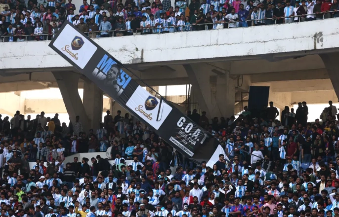 Messi coşkusu Hindistan'da öfkeye dönüştü, kısa ziyaret sonrası stadyumda sandalyeler havada uçuştu