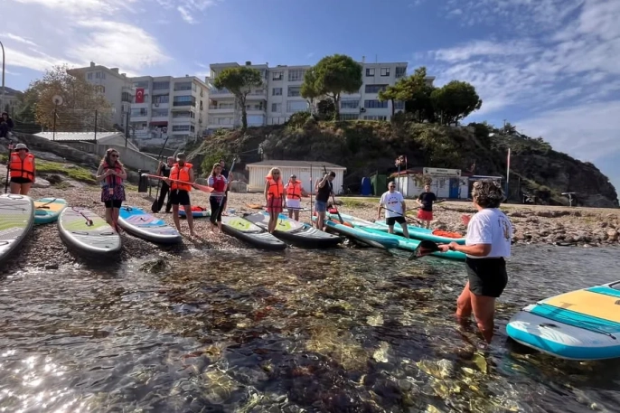 Mudanya'da öğretmenler deniz üzerinde kürek sörfü yaptı