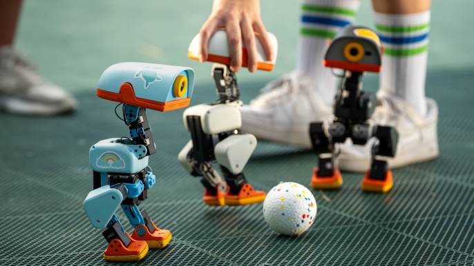 Nvidia CEO'su Microduck robotlarla oynadı, 20 bin sipariş aldı