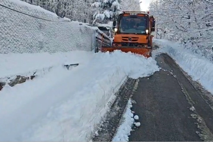Osmangazi Belediyesi'nden Kışa Karşı Tam Teşkilat: Karlı Yollarda Mücadele Devam Ediyor