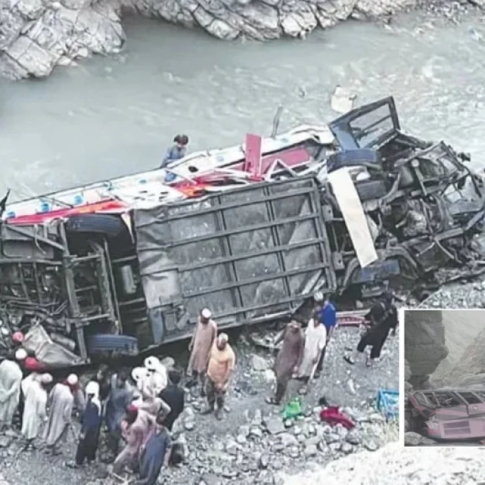 Pakistan'da korkunç kaza: Yolcu otobüsü uçuruma devrildi, 40 ölü