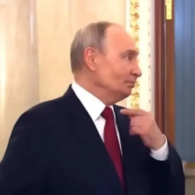 Putin'in öksürük krizi kamerada: Yanlışlıkla yayınlanan 30 saniye dünyayı salladı!