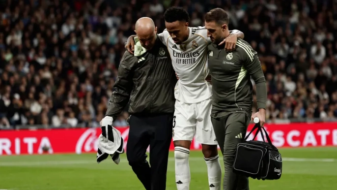 Real Madrid'e şok! Yıldız stoper Militao 4 ay sahalardan uzak kalacak