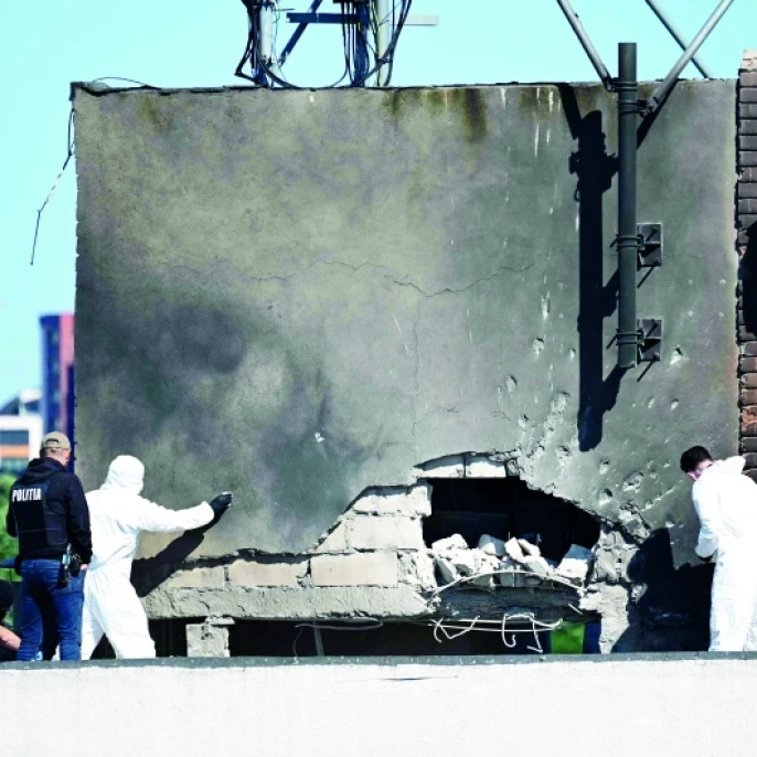 Rus İHA'sı Romanya'da bir apartmana çarptı, yangın çıktı