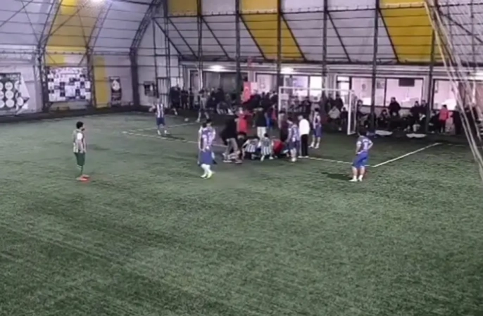 Sahada dehşet anları! Hakemin dikkati bir hayatı kurtardı