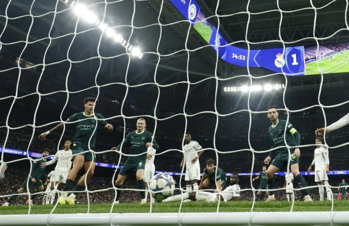 Şampiyonlar Ligi'nde sürpriz sonuçlar: Arsenal namağlup zirvede, Real Madrid evinde yıkıldı!