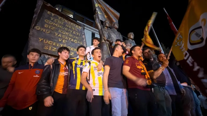 Şampiyonluk coşkusu rekabeti sildi: Fenerbahçeliler de Galatasaray kutlamalarına katıldı!