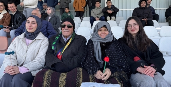 8 Mart'ta Kulu'da unutulmaz sürpriz: Kadın hakem, polis ve sağlıkçılara çiçek yağdı