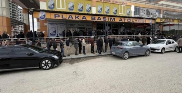 APP plakada son gün izdihamı: Kuyruklar uzadı cezalar kapıda!