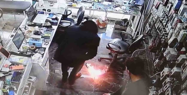 Cep telefonu bomba gibi patladı! O anlar kamerada