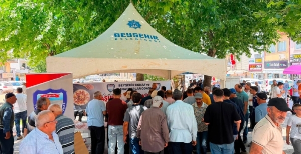 Esnaflar Beyşehir'de aşure dağıttı