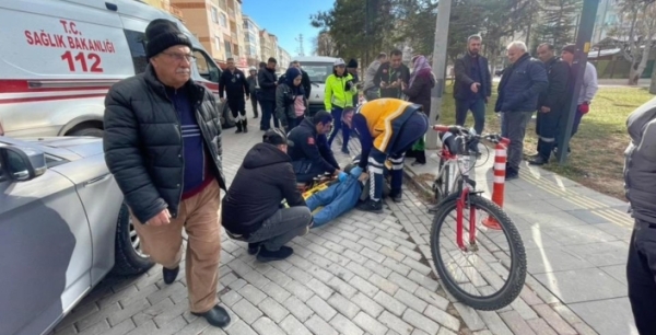 Karaman'da feci kaza! Otomobille çarpışan bisikletli ağır yaralandı
