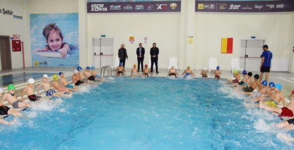 Karapınar'da yüzme bilmeyen kalmıyor