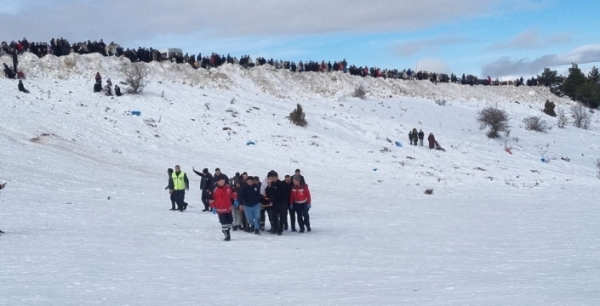 Kayak merkezinde talihsiz kaza: Genç sporcu ayağını kırınca hava ambulansı devreye girdi