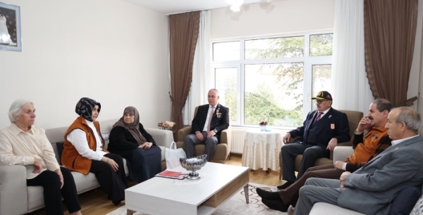 Konya Büyükşehir, şehit öğretmen ailelerini 24 Kasım’da unutmadı