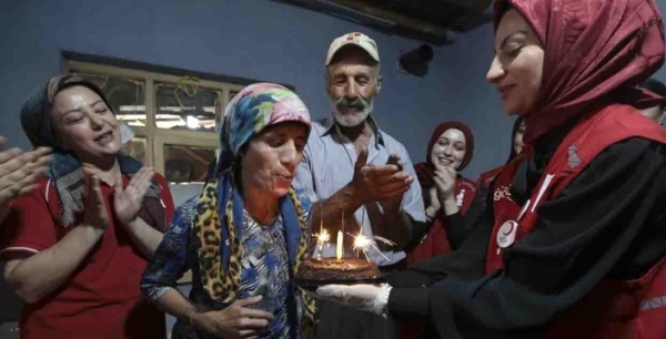 Konya'da yürekleri ısıtan sürpriz: Türk Kızılay, engelli kızına tek başına bakan babaya ve kızına doğum günü hediyesiyle umut oldu