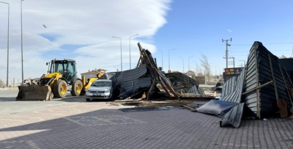 Ladik’te fırtına çatıları uçurdu; 1 kişi yaralandı
