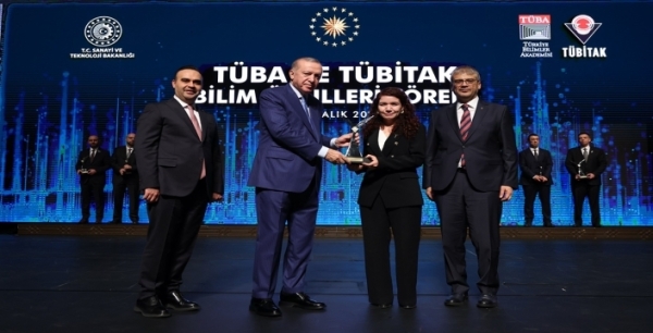 NEÜ’lü akademisyene TÜBİTAK Teşvik Ödülü’nü Cumhurbaşkanı Erdoğan verdi