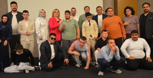 Özel öğrenciler asker kınasında duygu dolu anlar yaşadı