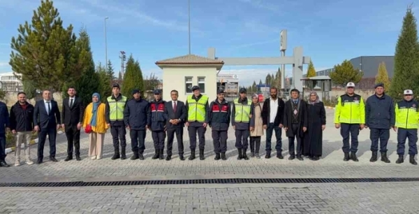 Özel öğrenciler, jandarma ile trafik uygulamasında direksiyon başına geçti