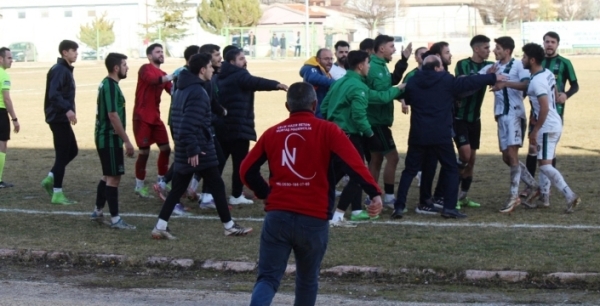 Sarayönü Karapınar maçında ortalık karıştı, kartlar havada uçuştu