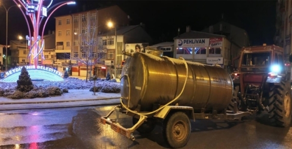 Seydişehir’de buzlanmaya karşı gece mesaisi: Ekipler sahada